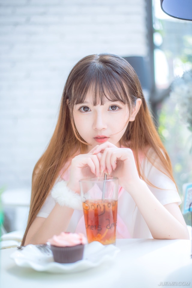 “那些辎重，就赏给这些人吧。”庞德看了一眼已经开始有些混乱的西域战士，皱了皱眉道，作为吕布帐下的精锐部队，对于刘备留下来的那些东西，可是不怎么看得上眼的，但那些兵器对于西域将士而言，还是很有吸引力的。